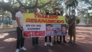 Los hermanos del trailero se manifestaron con una lona donde piden justicia