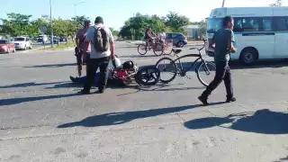 El motociclista resultó con lesiones tras caer al pavimento luego de ser impactado por una conductora en Playa del Carmen