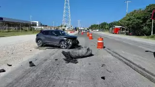 Accidente vial sin lesionados entre camioneta y tráiler en tramo Ciudad del Carmen – Isla Aguada