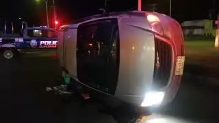 La unidad terminó volcada sobre su lado derecho en la avenida Maxuxac en Chetumal