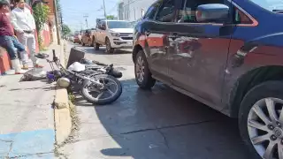 Repartidor no logra frenar y choca contra un vehículo en Ciudad del Carmen