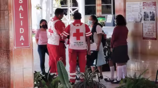 La estudiante fue atendida por paramédicos de la Cruz Roja, quienes expusieron que el desmayo fue por una descompensación derivado a la falta de alimento