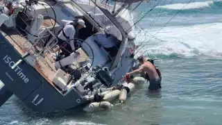 Se teme que se dañe el casco y haya un derrame de combustible en el mar, al quedar entre las rocas