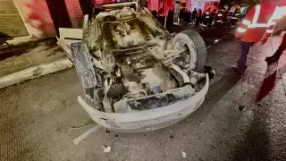 Bomberos rescataron a tres personas de un vehículo volcado en Playa del Carmen