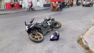 Joven motociclista sufre fractura tras chocar contra taxi en Ciudad del Carmen