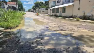 “Bache-charcos” y obra pluvial inconclusa afectan vialidad en colonia Las Palomas, Champotón