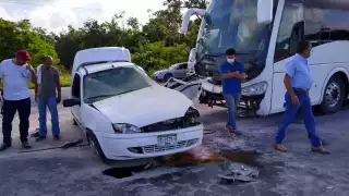 Muere una persona tras choque entre autobús y un automóvil en Cancún