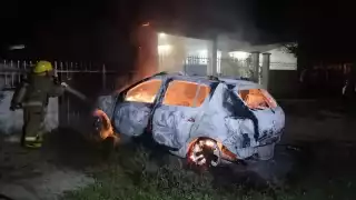 Prenden fuego a vehículo en calles de Chetumal