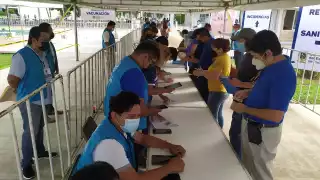 En el módulo de aplicación se encontraban alrededor de 40 maestros haciendo fila