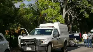 Personal del Semefo acudió hasta el lugar del hallazgo del cuerpo para realizar las indagatorias correspondientes