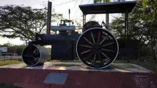 Fue una maquinaria pesada utilizada para el inicio de la transformación y el desarrollo urbano de las vías de esta ciudad, misma que guarda una importante historia