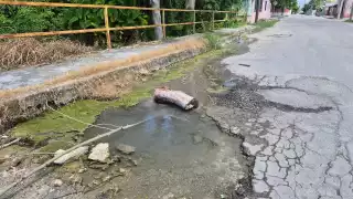 Peligro en Pozo Monte: Fuga de agua y registro expuesto siguen sin atención en Champotón