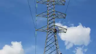 Joven escala una torre de alta tensión frente a la Macroplaza en Mérida
