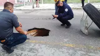 Se pide a la gente que deambula evitar acercarse ante el riesgo de que pueda colapsar otro pedazo de la vialidad