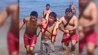 Uno de los turistas nacionales tuvo problemas para respirar luego de ser sacado del agua por guardavidas, por lo que fue revisado por paramédicos en Playa del Carmen