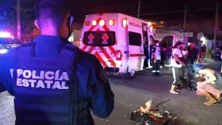 Patrulla se “vuela” alto y embiste a motociclista en Cancún