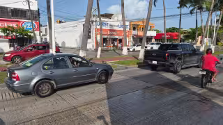 Pavimento mojado provoca choque por alcance sobre Periférica Norte, en Ciudad del Carmen