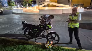 Motociclista resulta lesionado tras ser impactado por una camioneta en Ciudad del Carmen
