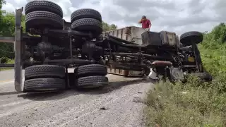 El tráiler quedó en medio del camino