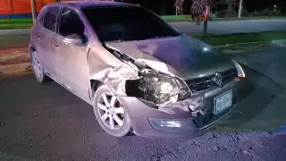 Aparatoso accidente deja a una mujer lesionada y daños materiales en Chetumal