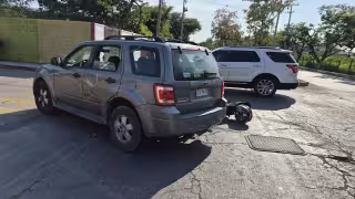 Camioneta intenta ganarle el paso y provoca choque con motociclista en Ciudad del Carmen