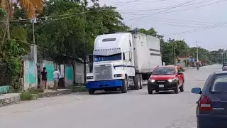 Trailero deja sin luz a un vecino de Escárcega tras arrancar los cables de la CFE