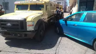 El auto impactó contra el costado derecho del camión blindado en la colonia Guanal de Ciudad del Carmen
