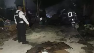 Viento esparce brasas y desata incendio en la cocina de una vivienda en Escárcega