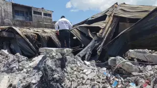 Protección Civil poco puede hacer para mitigar olores de tienda siniestrada en Ciudad del Carmen