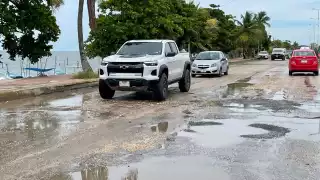 Caos y deterioro en el malecón de Champotón: Un carril cerrado y el otro lleno de baches