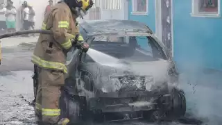 La propietaria del auto dice que la causa del incendio pudo haber sido un cortocircuito