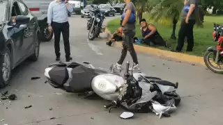 La pareja presentó heridas tras caer en el pavimento