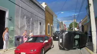 Un auto de lujo volcó en el Centro de Mérida