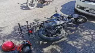 El motociclista terminó en el suelo luego del descuido del taxista