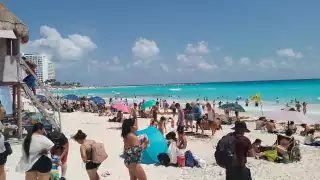 Los visitantes disfrutan de las playas de Cancún a pocos días de iniciar la Primavera
