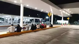 Pasajeros en espera de transporte en el Aeropuerto de Mérida