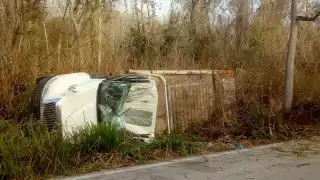 Vuelca vehículo de carga en la carretera José María Morelos-Polyuc