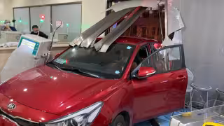 Conductora intenta estacionarse y termina estrellada contra laboratorio en Cancún