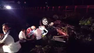 La mujer quedó prensada en el vehículo tras ser impactados por un tráiler en el municipio de Carrillo Puerto