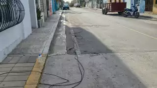 Camión derriba cables en Escárcega, deja sin luz ni internet a vecinos y se da a la fuga