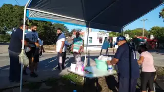 Distintos grupos de antorchistas en bicicleta, corriendo o en motos estuvieron pasando seguido  por Tixkokob