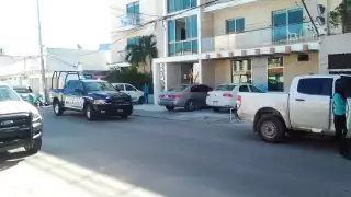 Personal de Servicios Periciales de la FGE Quintana Roo acudieron para realizar el levantamiento del cadáver de la turista