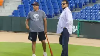 Fernando “Toro” Valenzuela visita a Tigres de Quintana Roo
