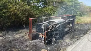 Los dos pasajeros de la camioneta lograron salir ilesos del incendio