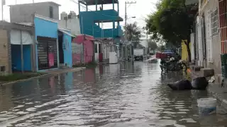 Pese pavimentación, denuncian inundaciones en la colonia Ortiz Ávila de Ciudad del Carmen