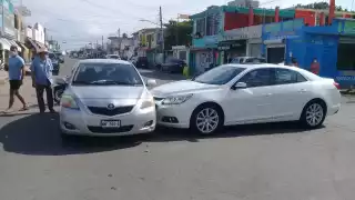 Fuerte choque entre dos automóviles en la colonia centro en Chetumal