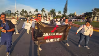 Tercera marcha del IMSS en Campeche: trabajadores protestan contra líder sindical por aumento salarial