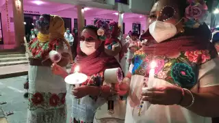 En el trayecto numerosas personas que salían a las afueras de sus hogares disfrutaban del Paseo de las Ánimas