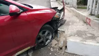 El vehículo presentó graves daños en la parte frontal