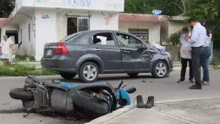Una joven impactó su motocicleta contra un vehículo en San José Tecoh, Mérida